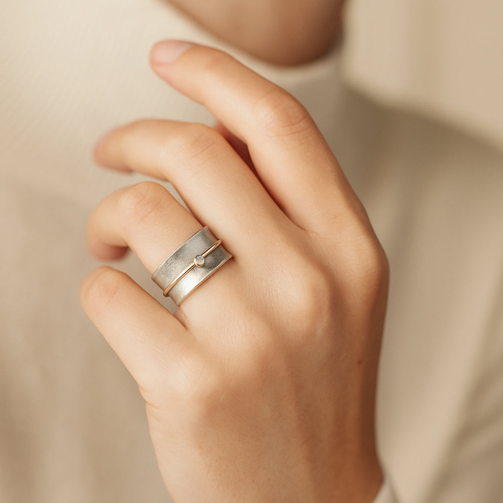 Ring mit abstraktem Design