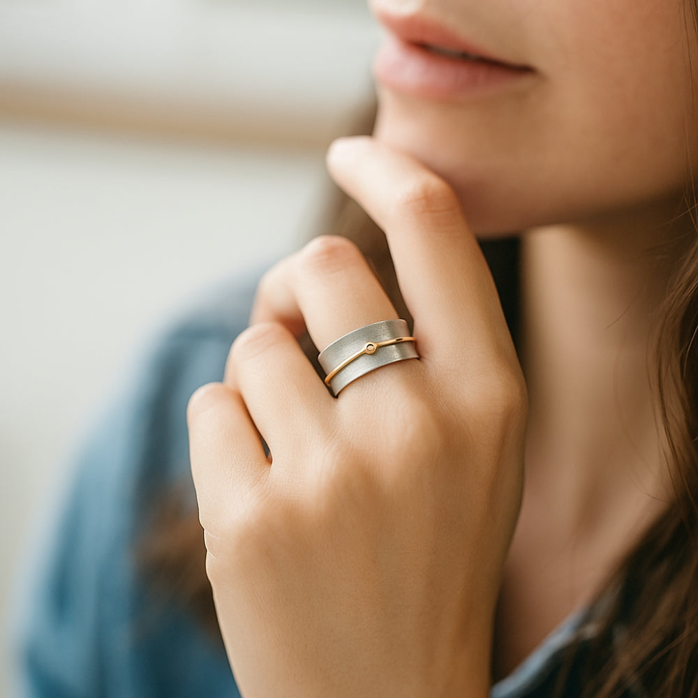 Ring mit abstraktem Design