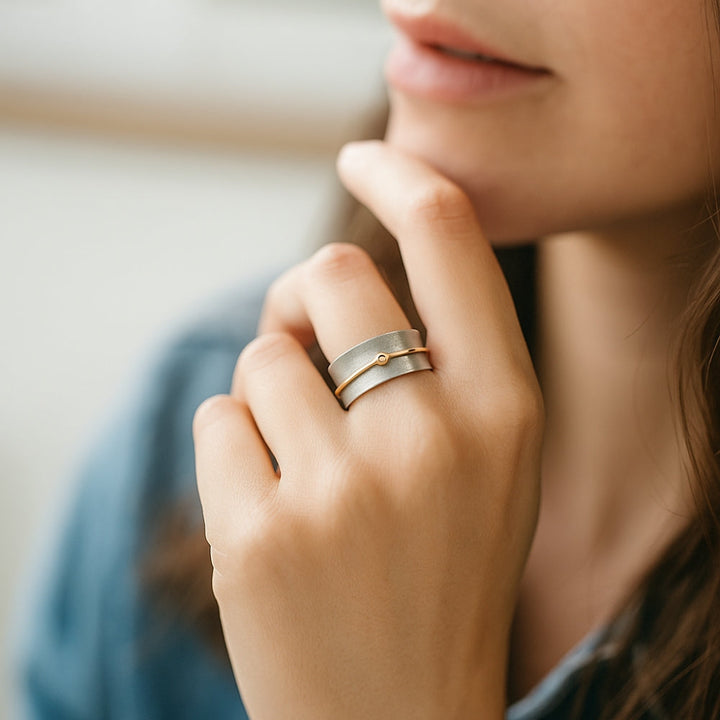 Ring mit abstraktem Design